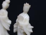 EXTRËME-ORIENT - Lot de trois statuettes de femmes/courtisanes en pierre...
