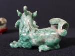 Lot de deux petites sculptures en jade comprenant un dragon...