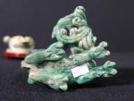 Lot de deux petites sculptures en jade comprenant un dragon...