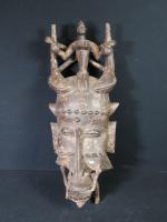 AFRIQUE - Grand masque en bois sculpté surmonté d'un personnage....