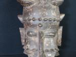 AFRIQUE - Grand masque en bois sculpté surmonté d'un personnage....