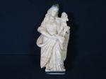 Vierge à l'enfant en albâtre sculptée, cassée recollée. H. :...