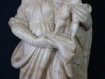 Vierge à l'enfant en albâtre sculptée, cassée recollée. H. :...
