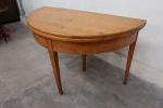 Table rustique d'époque XIXe s. en bois clair de forme...