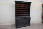 Bibliothèque vers 1900 en chêne noirci ouvrant à deux portes...