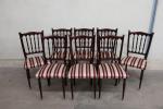 Ensemble de huit chaises style anglais, garniture de soie à...