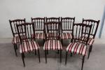Ensemble de huit chaises style anglais, garniture de soie à...