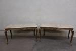 Deux tables basses en laiton doré, plateau marbre blanc rectangulaire.
Style...