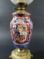 Lampe à huile en porcelaine du Japon à décor Imari,...