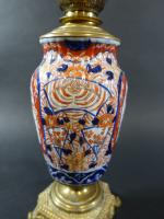 Lampe à huile en porcelaine du Japon à décor Imari,...