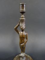 Curieux bougeoir en bronze représentant Adam pudique portant sur la...