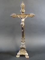 RELIGION : Ensemble comprenant un encensoir en bronze de style...