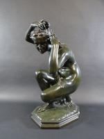 CARPEAUX Jean-Baptiste (1827-1875) : Flore accroupie. Important bronze patiné vert...