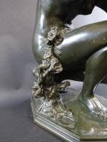 CARPEAUX Jean-Baptiste (1827-1875) : Flore accroupie. Important bronze patiné vert...