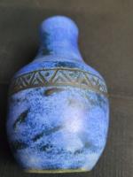 Ancien petit vase bleu et noir signé Jacques BLIN. 
Hauteur 10...