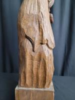 Grande statuette en bois naturel sculpté main et signée G...