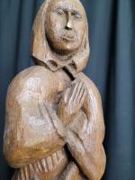 Grande statuette en bois naturel sculpté main et signée G...