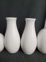 Lot de 5 petits vases et soliflores en porcelaine blanche,...