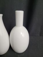 Lot de 5 petits vases et soliflores en porcelaine blanche,...