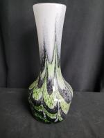 Vase en opaline blanche vert clair et foncé et noir....