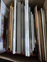 Deux cartons d'ouvrages de littérature comprenant : Les chroniques de...