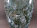 Important vase balustre en porcelaine émaillée bleu-vert nuancé. Haut :...