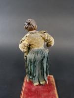 Petit santon Napolitain représentant une femme en terre cuite polychrome...