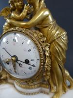 Pendule d'époque Louis XVI en bronze doré et marbre blanc...
