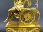 Pendule d'époque Restauration en bronze doré à décor de l'Amour...