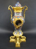 Pendule d'époque XIXème s. formé d'un vase en porcelaine du...