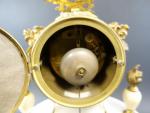 Pendule portique demi-lune de style Louis XVI en marbre blanc...