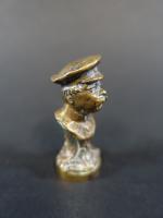 Petit cachet en bronze représentant un homme coiffé d'une casquette...