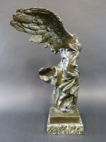 Victoire de Samothrace. Bronze à patine vert antique, cachet Musées...