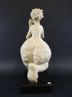 ECOLE CONTEMPORAINE : L'appel. Sculpture en marbre blanc. Haut.: 47cm,...