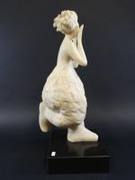 ECOLE CONTEMPORAINE : L'appel. Sculpture en marbre blanc. Haut.: 47cm,...