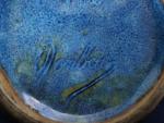 Pichet céramique bleu et marron en relief signé, hauteur 16...