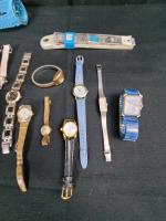 Lot de 16 montres et 1 bracelet, le tout visible...