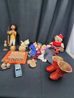 Lot de jouets anciens et vintage comprenant :

- 5 marionnettes.
- Voiture...