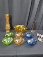 Lot vintage 17 pièces comprenant :
- Vase en verre de couleur...