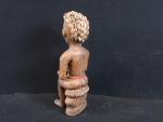 AFRIQUE Bénin. Sculpture en bois représentant une maternité assise, agrémentée...