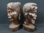 MADAGASCAR. Couple de personnages en bois exotique sculpté, signés RANDRIA,...