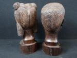 MADAGASCAR. Couple de personnages en bois exotique sculpté, signés RANDRIA,...