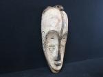 AFRIQUE - GABON. . Grand masque Fang en bois sculpté...
