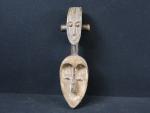 AFRIQUE. Masque Bakota en bois sculpté, kaolin et plaques de...