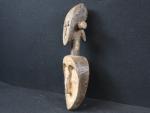 AFRIQUE. Masque Bakota en bois sculpté, kaolin et plaques de...