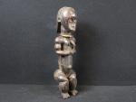 AFRIQUE - GABON. Statuette reliquaire Fang en bois sculpté représentant...