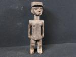 AFRIQUE-CONGO. Statuette de colon en bois sculpté, H. : 44cm,...