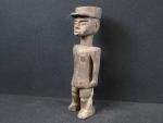 AFRIQUE-CONGO. Statuette de colon en bois sculpté, H. : 44cm,...