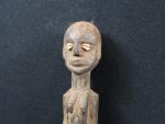 AFRIQUE-BURKINA FASO. Statuette Lobi en bois sculpté et coquillages, H....