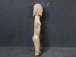 AFRIQUE-BURKINA FASO. Statuette Lobi en bois sculpté et coquillages, H....